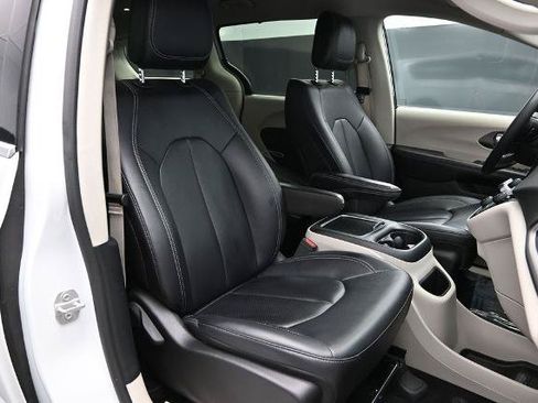 Used 2024 Chrysler Pacifica Touring-L FWD image 14