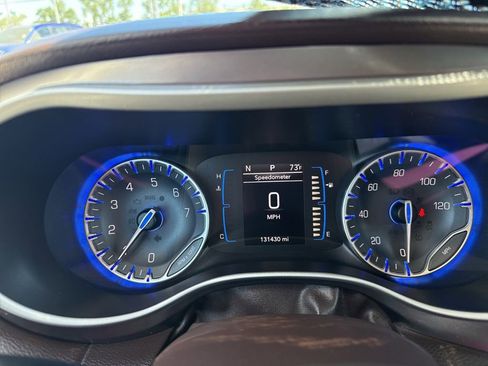 Used 2017 Chrysler Pacifica Touring-L FWD image 11