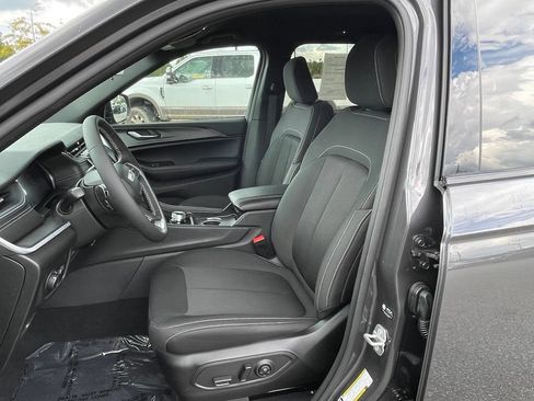 Certified 2026 Jeep Grand Cherokee Laredo RWD image 3
