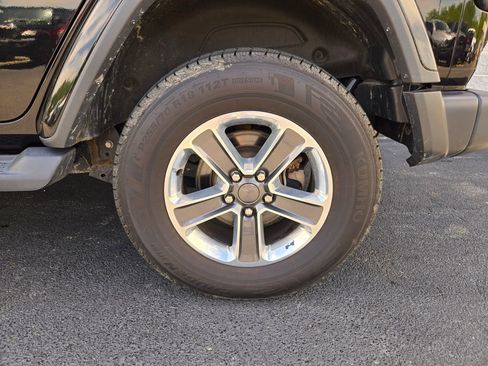 Used 2018 Jeep Wrangler Unlimited Sahara AWD/4WD image 9