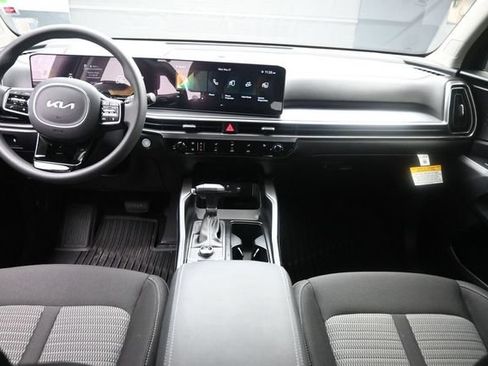 Used 2025 Kia Sorento LX FWD image 9