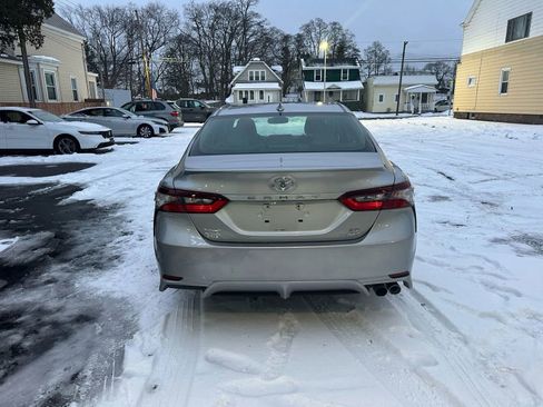 Used 2021 Toyota Camry SE w/ Cold Weather Package image 5