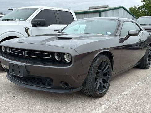 Used 2017 Dodge Challenger SXT RWD image 10