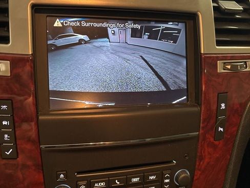 Used 2011 Cadillac Escalade Premium image 22