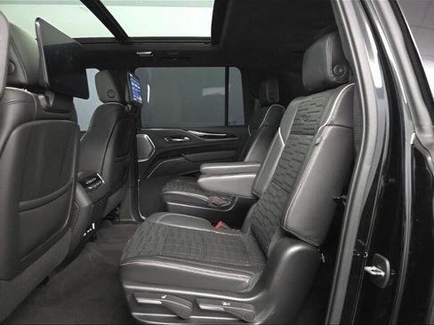 Used 2023 Cadillac Escalade ESV V AWD/4WD image 7