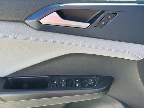 Used 2024 Volkswagen Taos SE image 19