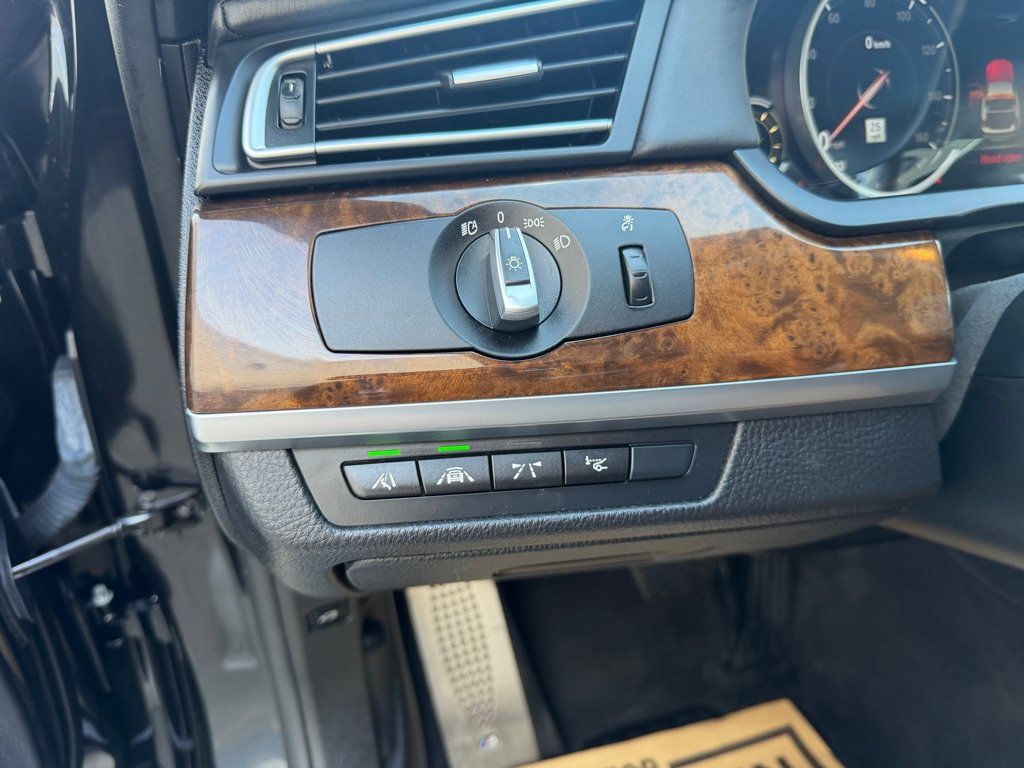 Used 2014 BMW 750Li xDrive AWD/4WD image 26