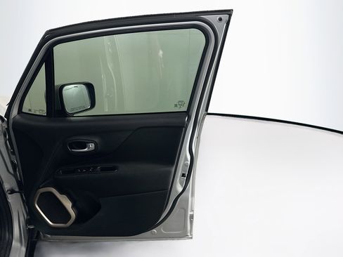 Used 2017 Jeep Renegade Latitude image 31