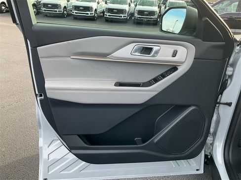 New 2026 Ford Explorer Active w/ Active Comfort Package image 17