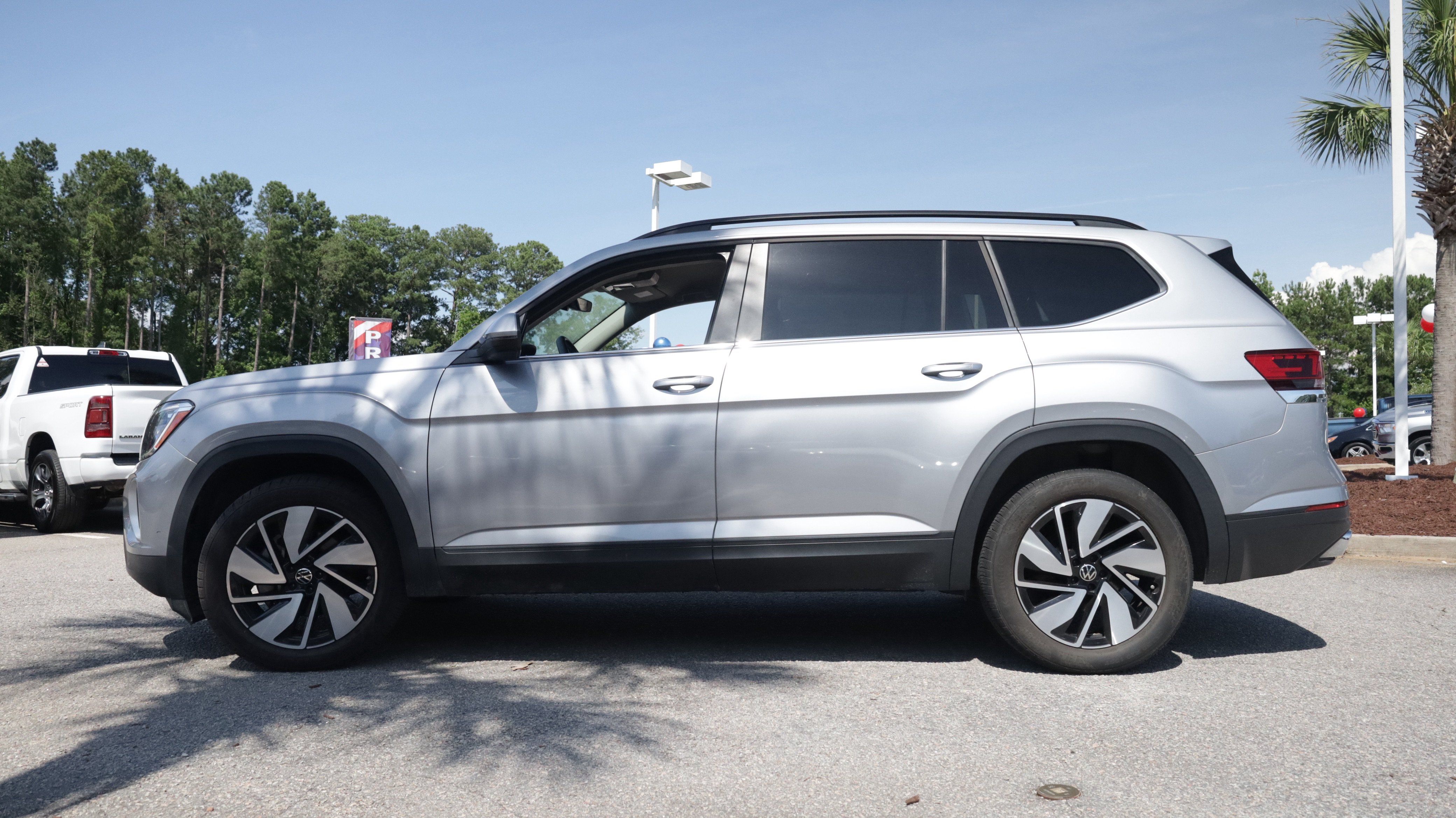 Used 2024 Volkswagen Atlas SE FWD image 2