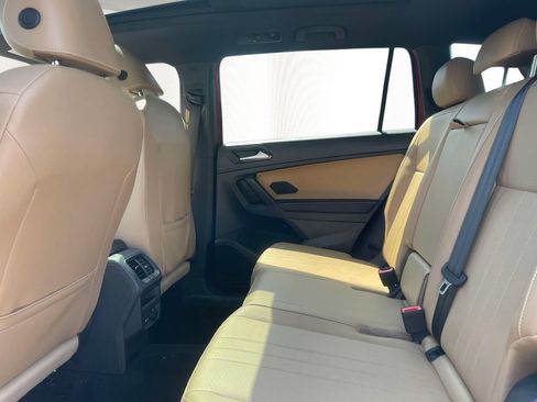 Used 2023 Volkswagen Tiguan SE AWD/4WD image 9