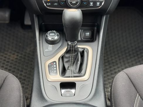 Used 2016 Jeep Cherokee Latitude w/ Comfort/Convenience Group AWD/4WD image 16