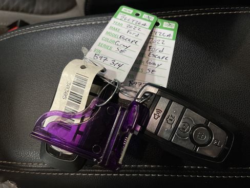 Used 2022 Ford Escape SE w/ SE Sport Appearance Package image 26