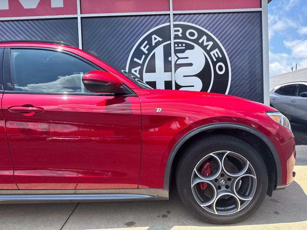Used 2023 Alfa Romeo Stelvio Ti AWD/4WD image 3
