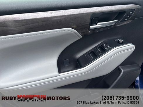 Used 2023 Toyota Highlander Limited image 8