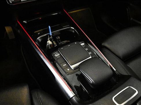 Used 2021 Mercedes-Benz GLB 250 4MATIC image 11
