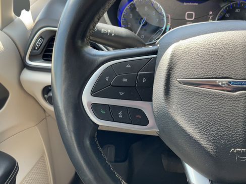 Used 2021 Chrysler Pacifica Touring-L FWD image 33