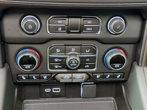 Used 2024 Chevrolet Suburban High Country image 13