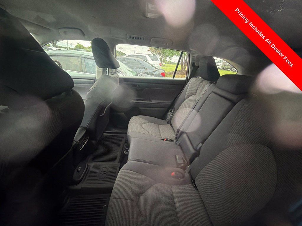 Used 2024 Toyota Highlander LE FWD image 8