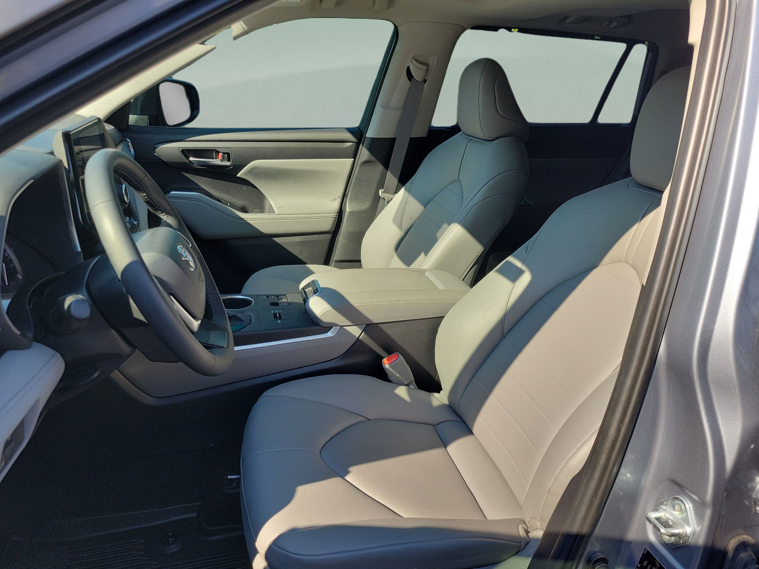 Used 2024 Toyota Highlander XLE FWD image 9