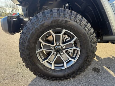 Used 2025 Jeep Gladiator Mojave w/ Convenience Group image 13