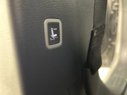 Used 2025 Chrysler Pacifica Select FWD image 17