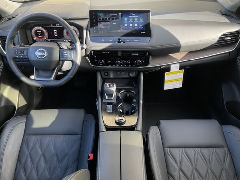 Used 2025 Nissan Rogue Platinum image 32