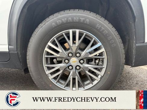 Used 2025 Chevrolet Traverse LT FWD image 34