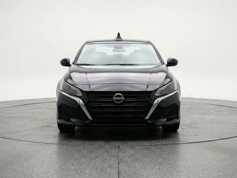 Used 2025 Nissan Altima 2.5 SV image 2