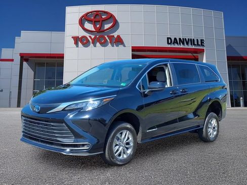 Used 2024 Toyota Sienna LE FWD image 1