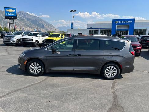 Used 2017 Chrysler Pacifica Touring-L FWD image 13