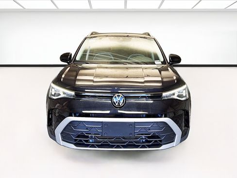 Used 2025 Volkswagen Taos SE w/ Black Wheel Package FWD image 2