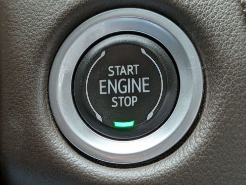 Used 2022 GMC Yukon XL SLT image 30