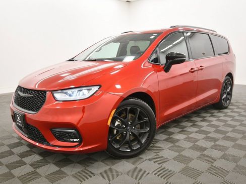 Used 2025 Chrysler Pacifica Limited image 2