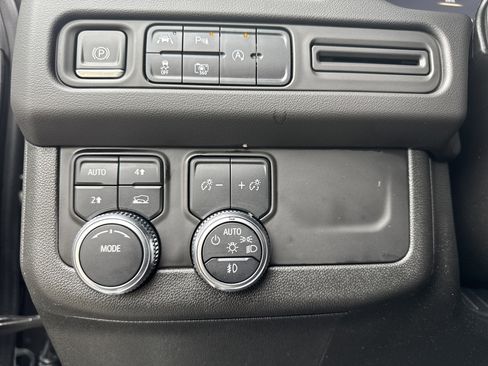 Used 2023 GMC Yukon SLT w/ SLT Premium Package image 19