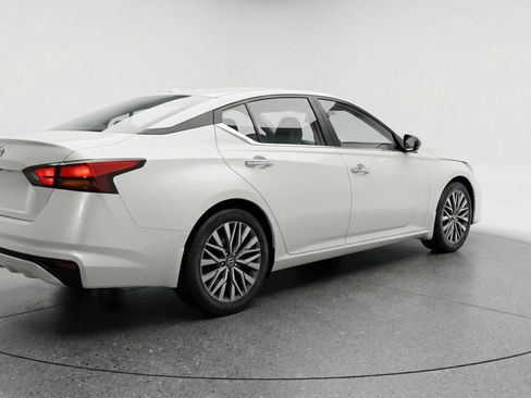 Used 2025 Nissan Altima 2.5 SV image 9