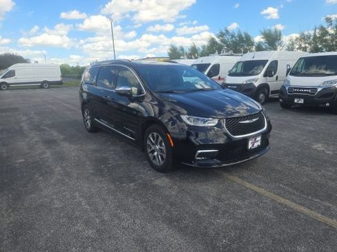 Used 2025 Chrysler Pacifica Pinnacle FWD image 2