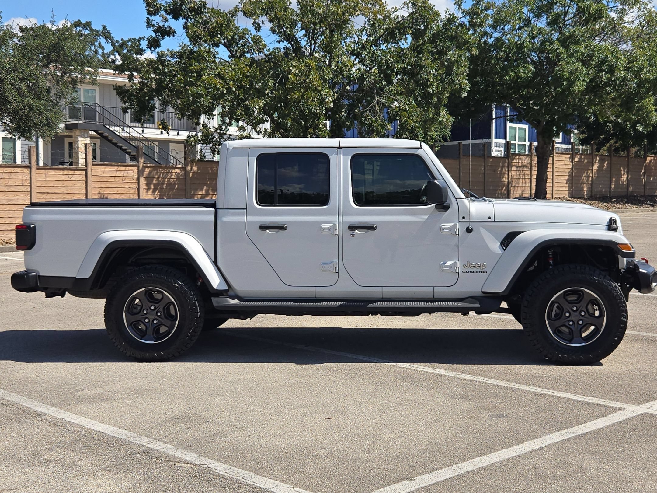 Used 2020 Jeep Gladiator Overland AWD/4WD image 2