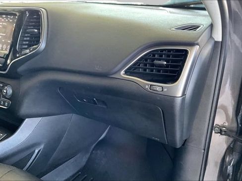 Used 2019 Jeep Cherokee Limited w/ Luxury Group FWD image 18