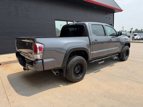 Used 2020 Toyota Tacoma TRD Off-Road w/ TRD Premium Off Road Package AWD/4WD image 10
