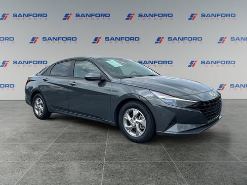 Used 2023 Hyundai Elantra SE w/ Preferred Accessory Package FWD image 7