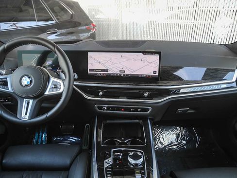 Used 2026 BMW X7 M60i w/ Climate Comfort Package image 9