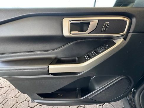 Used 2023 Ford Explorer XLT AWD/4WD image 18