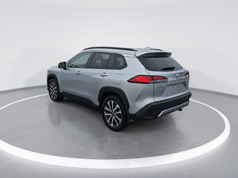 Used 2022 Toyota Corolla Cross XLE image 5