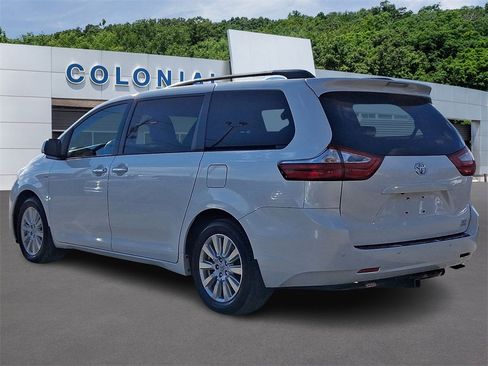 Used 2017 Toyota Sienna XLE Premium image 4