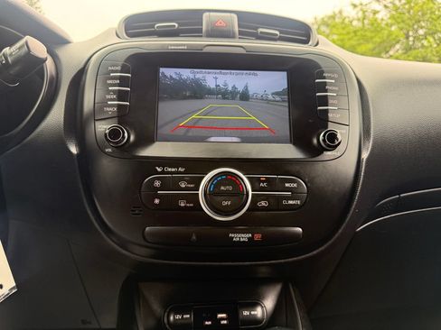 Used 2018 Kia Soul + FWD image 17