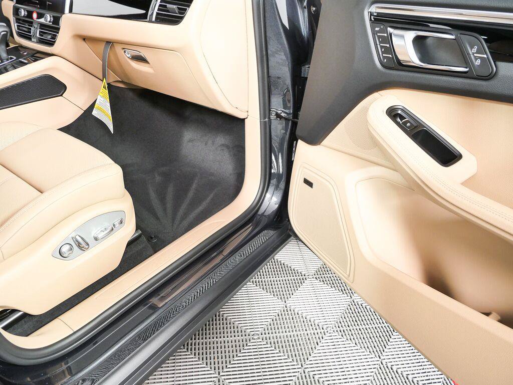 New 2026 Porsche Macan Turbo AWD/4WD image 27
