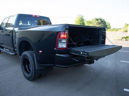 Used 2022 RAM 3500 Big Horn w/ Night Edition AWD/4WD image 9