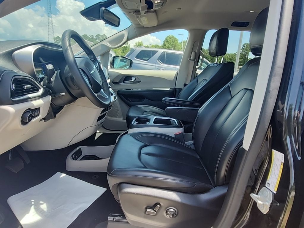 Used 2024 Chrysler Pacifica Limited FWD image 18