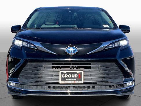 Used 2024 Toyota Sienna XLE image 4